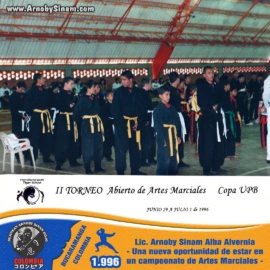 Alumnos de Bujinkan Colombia durante la ceremonia y actividades del II Torneo Abierto de Artes Marciales Copa UPB realizado en 1996. Estudiantes de Bujinkan Colombia participando en el II Torneo Abierto de Artes Marciales Copa UPB en 1996.