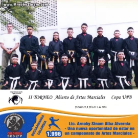 Fotografía oficial de la delegación de Bujinkan Colombia durante su participación en el II Torneo Abierto de Artes Marciales Copa UPB realizado en 1996. Delegación de Bujinkan Colombia durante el II Torneo Abierto de Artes Marciales Copa UPB en 1996, liderada por el Lic. Arnoby Sinam Alba.