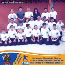 Alumnos y practicantes de Bujinkan Colombia posan orgullosos tras obtener 3 trofeos y 10 medallas en competencias de artes marciales durante 1996. Grupo de estudiantes de Bujinkan Colombia celebrando la obtención de 3 trofeos y 10 medallas en competencias de artes marciales en 1996.