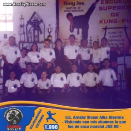 El Lic. Arnoby Sinam Alba junto a sus estudiantes durante una visita a la Escuela Superior de Kung-Fu Jas Do, considerada una importante casa marcial en su trayectoria. Lic. Arnoby Sinam Alba y sus alumnos visitando la Escuela Superior de Kung-Fu Jas Do en 1996, una importante etapa en su formación marcial.