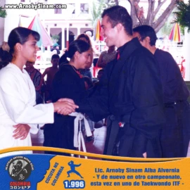 El Lic. Arnoby Sinam Alba saluda a una competidora durante un campeonato de Taekwondo ITF, fortaleciendo los lazos de amistad y respeto entre diferentes disciplinas marciales. Lic. Arnoby Sinam Alba participando y compartiendo con competidores durante un campeonato de Taekwondo ITF en Cúcuta, Colombia, en 1996.