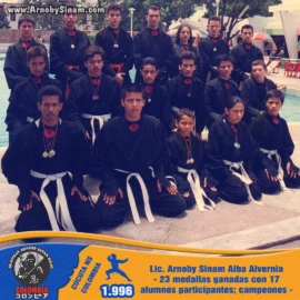 Alumnos de Bujinkan Colombia celebran junto al Lic. Arnoby Sinam Alba la obtención de 23 medallas en un campeonato de artes marciales, consolidando una destacada participación competitiva. Grupo de alumnos de Bujinkan Colombia liderados por el Lic. Arnoby Sinam Alba posando con sus medallas tras obtener 23 preseas en un campeonato de artes marciales en Cúcuta, Colombia, en 1996.