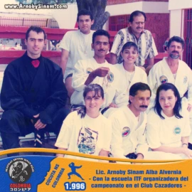 El Lic. Arnoby Sinam Alba comparte con miembros de la escuela ITF organizadora del campeonato desarrollado en el Club Cazadores, fortaleciendo la amistad y el intercambio entre artes marciales. Lic. Arnoby Sinam Alba junto a integrantes de la escuela ITF organizadora del campeonato realizado en el Club Cazadores de Cúcuta, Colombia, en 1996.