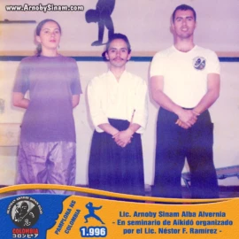 El Lic. Arnoby Sinam Alba asiste a un seminario de Aikido organizado por el Lic. Néstor F. Ramírez, fortaleciendo su formación y ampliando sus conocimientos en las artes marciales japonesas. Lic. Arnoby Sinam Alba participando en un seminario de Aikido organizado por el Lic. Néstor F. Ramírez en Cúcuta, Colombia, durante 1996.