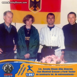 El Lic. Arnoby Sinam Alba participa en un seminario internacional de entrenamiento junto a reconocidos instructores europeos, fortaleciendo su formación y experiencia en las artes marciales tradicionales. Lic. Arnoby Sinam Alba junto a Manfred Grosser y Ferdi Tusker durante un seminario internacional de entrenamiento realizado en Alemania en 1997.